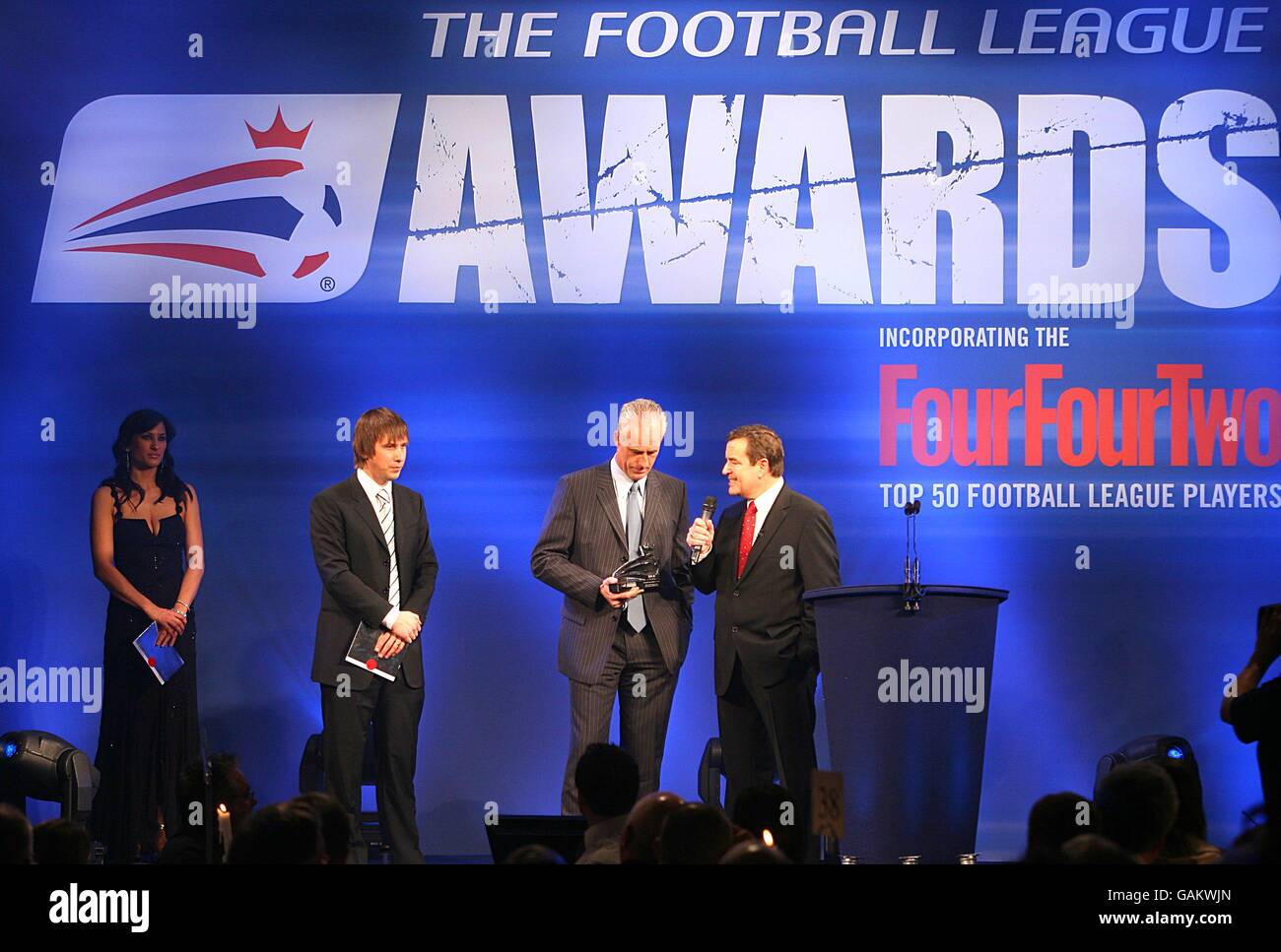 Wolverhampton Wanderers' Manager Mick McCarthy (Mitte, rechts) erhält die Auszeichnung für FourFourFourTwo Young Spieler des Jahres von FourFourTwo's Editor Hugh Sleight (Mitte, links) im Namen von Michael Kighty bei den Football League Awards 2008 im London Hilton, Park Lane. Stockfoto