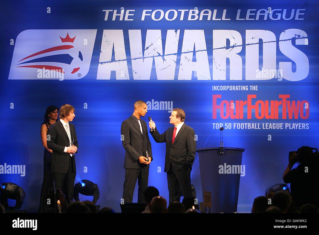 Jermaine Beckford von Leeds United (Mitte, rechts) erhält die Auszeichnung für FourFourTwo Player of the Year (Coca-Cola League 1) von FourFourTwo's Editor Hugh Sleight (Mitte, links) bei den Football League Awards 2008 im Londoner Hilton, Park Lane. Stockfoto