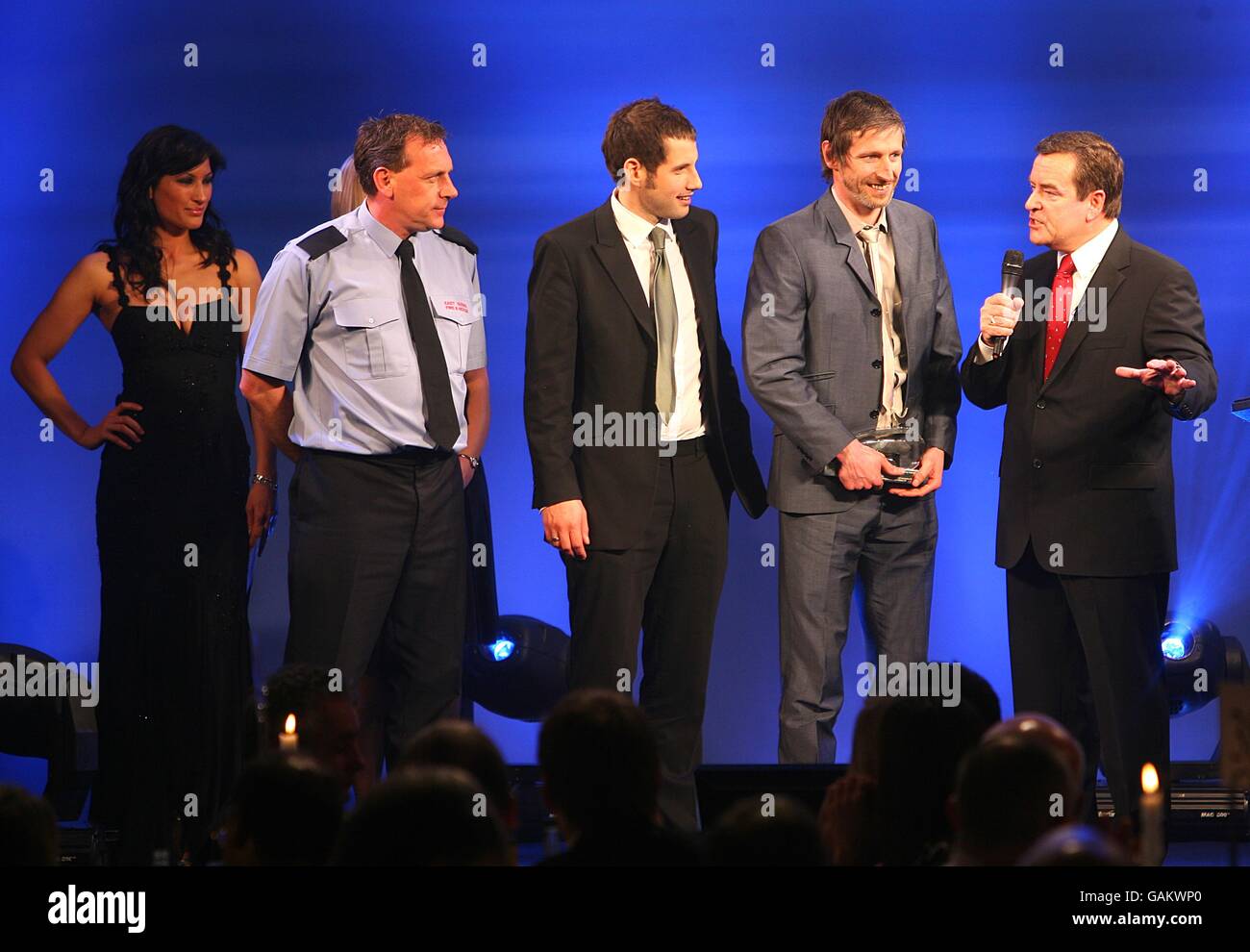 Darren Teague, Stuart Christy und David Amiet erhalten im Namen von Brighton und Hove Albion die Auszeichnung für die „Advance Performance Best Community Initiative“ (Coca-Cola League 1) bei den Football League Awards 2008 im Londoner Hilton, Park Lane. Stockfoto