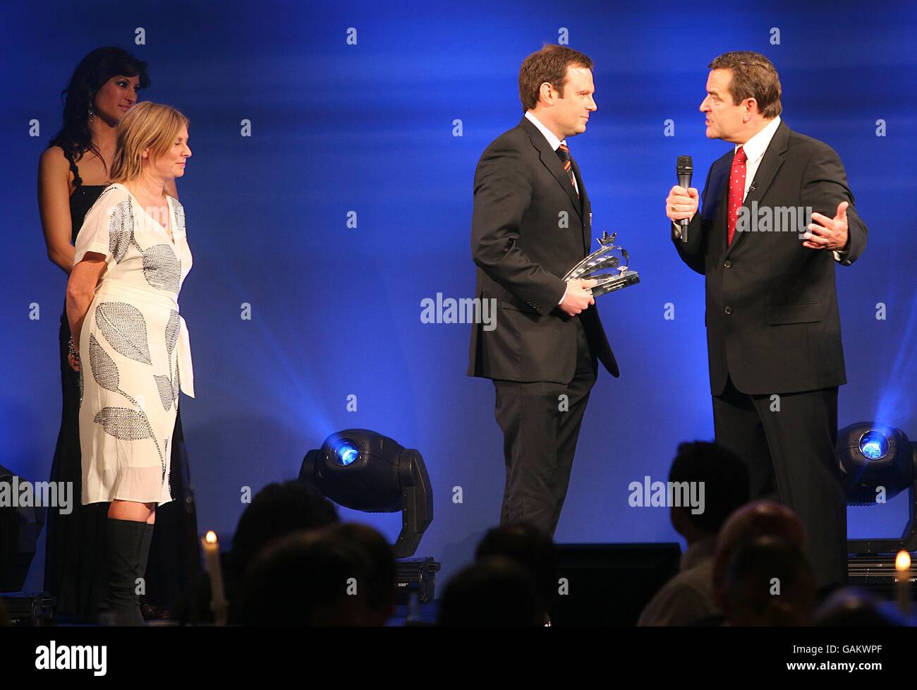 Watfords Julian Winter (Mitte, rechts) erhält bei den Football League Awards 2008 im London Hilton, Park Lane, den Wickes Community Club des Jahres. Stockfoto