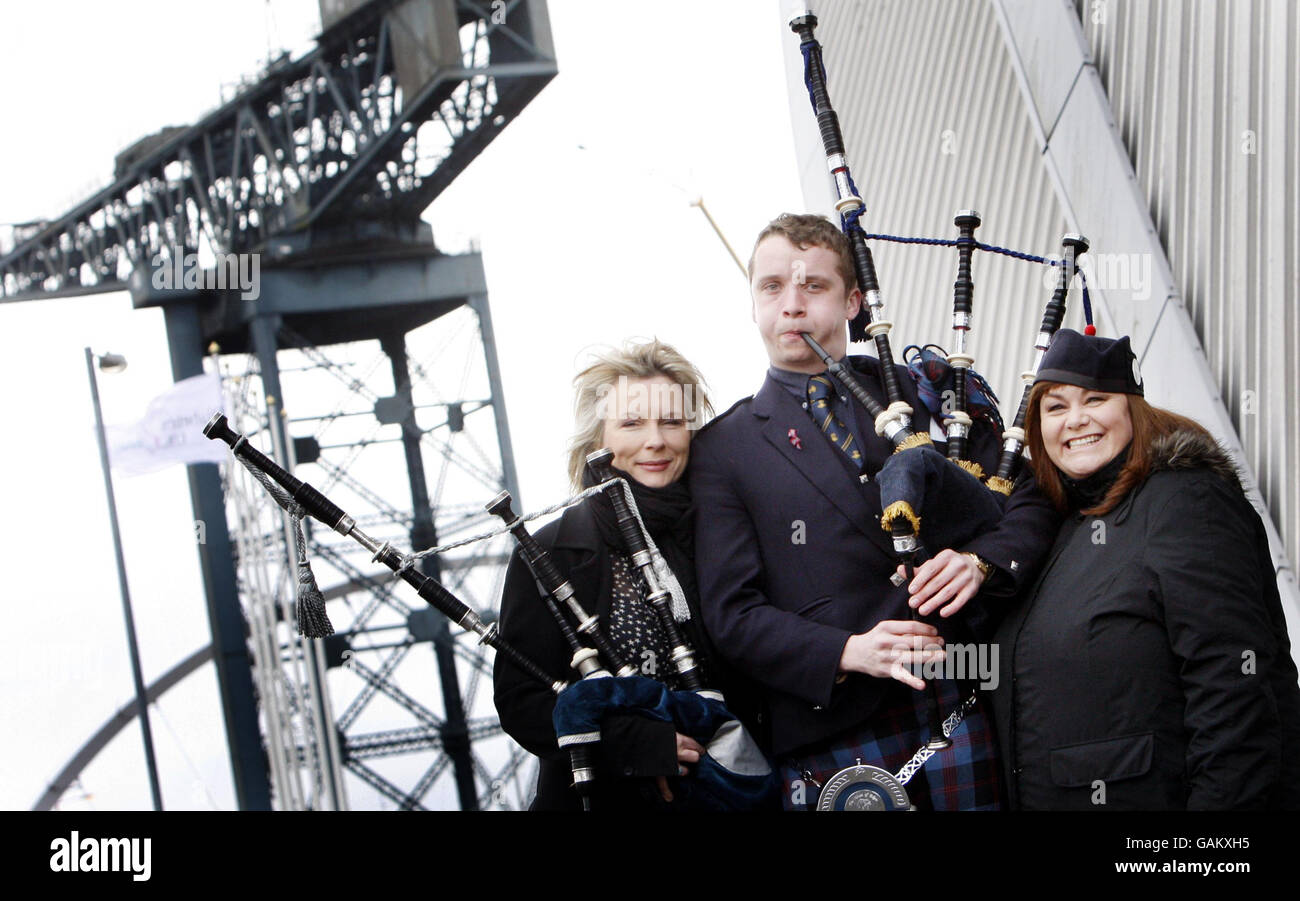 Dawn French und Jennifer Saunders arbeiten mit dem Piper Anthony Collins zusammen, um ihre Still Alive 2008 Tour beim SECC in Glasgow zu promoten. Stockfoto