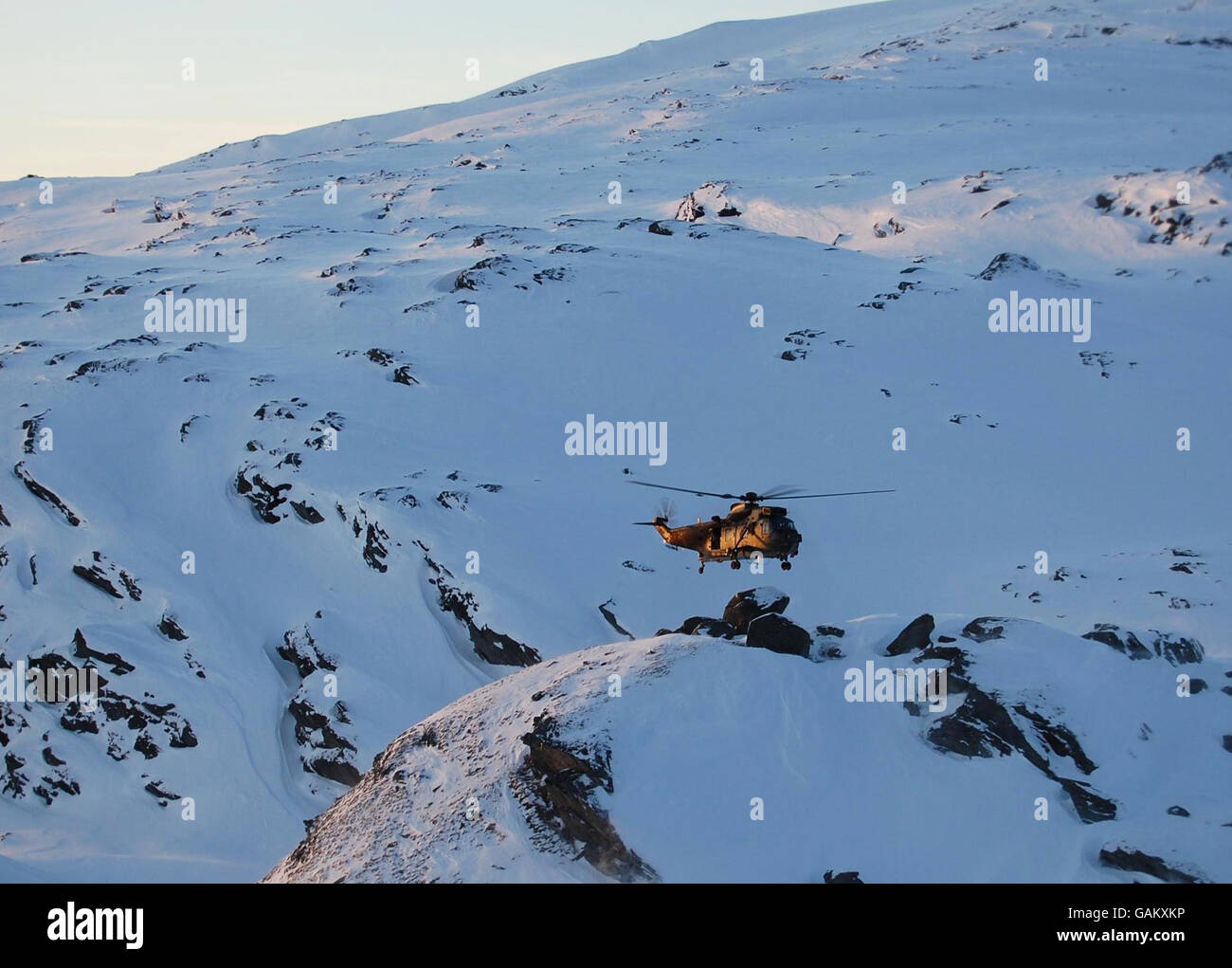 Ein Sea King Mark 4, geflogen von Leutnant Ed Vaughan, 29, schwebt mit einem Rad auf einem Berg in der Nähe von Bardufoss in Norwegen, während eines Pre-Deployment Trainings für Afghanistan. Stockfoto