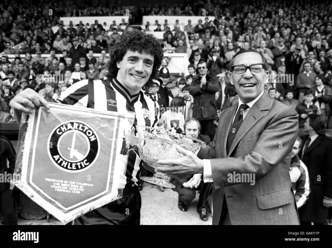 Charlton Athletic Chairman John Fryer (r) überreicht Kevin Keegan (l) von Newcastle United eine Wimpel- und Glasvase, um seinen letzten Auftritt auf einem Club-Gelände in London zu markieren, und seinen ersten Auftritt im Valley, der Heimat von Charlton Athletic Stockfoto