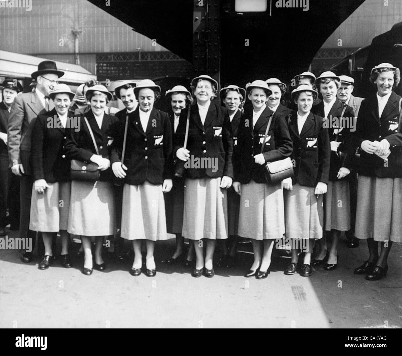 Die neuseeländische Frauenmannschaft, in England, um drei Tests zu spielen, bei ihrer Ankunft in Waterloo Station abgebildet Stockfoto