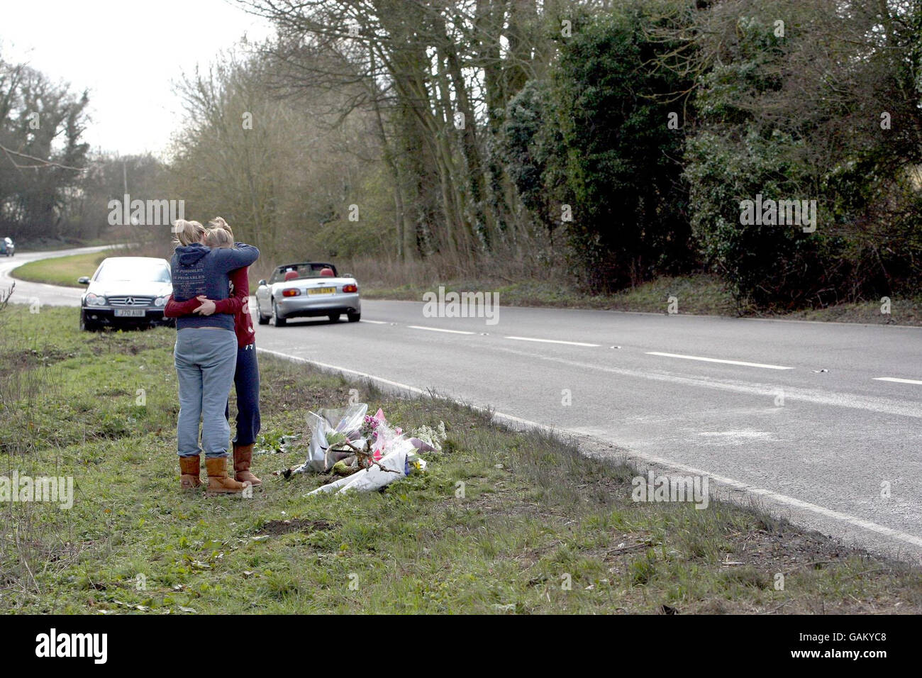 Brunnenflüsterer hinterlassen Blumen bei einem Autounfall auf der A429 zwischen den Dörfern Stow-on-the-Wold und Moreton-in-Marsh in Gloucestershire. Stockfoto