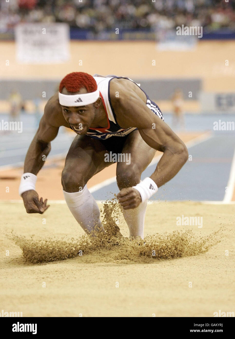 Die britische Phillips Idowu in den Finals des Männer Triple Jump Events während der IAAF Indoor Weltmeisterschaften im Palau Velodromo Luis Puig in Valencia, Spanien. Stockfoto