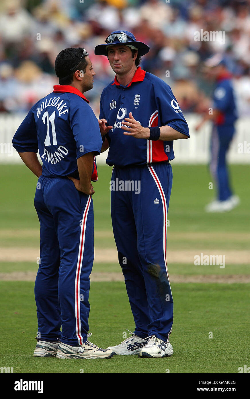 Englands Ronnie Irani und Adam Hollioake diskutieren Taktiken gegen den Bradman XI Stockfoto