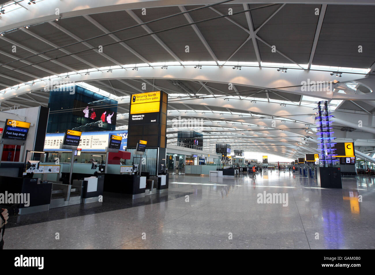 Der neue Terminal 5 des Flughafens Heathrow wird vor seiner offiziellen Eröffnung am 14. März fertig gestellt. Stockfoto