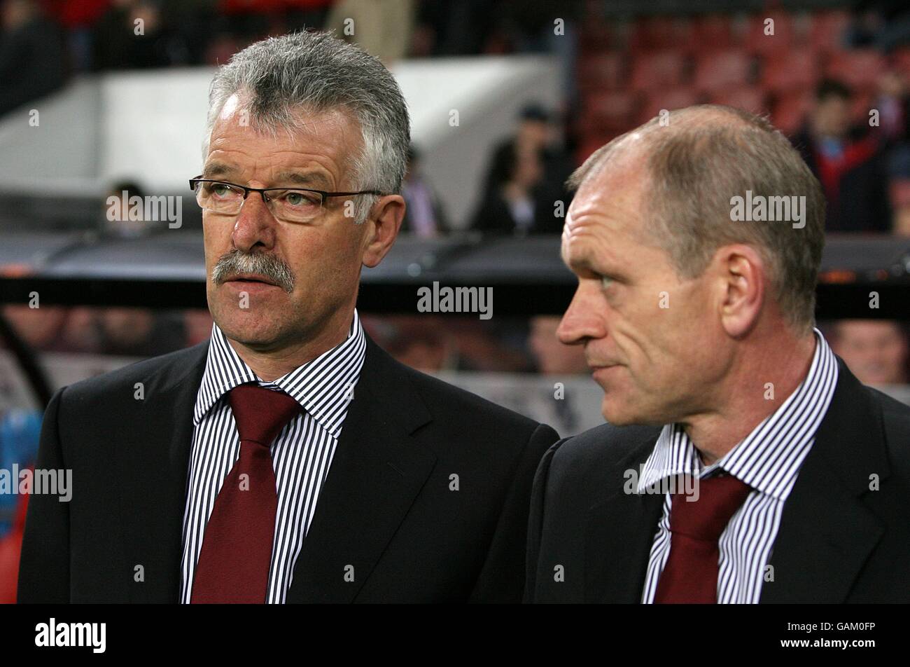 Fußball - UEFA-Cup - Runde 16 - zweite Etappe - PSV Eindhoven / Tottenham Hotspur - Philips Stadion. PSV Eindhoven Trainer SEF Vergoossen (links) und sein Assistent Jan Wouters Stockfoto