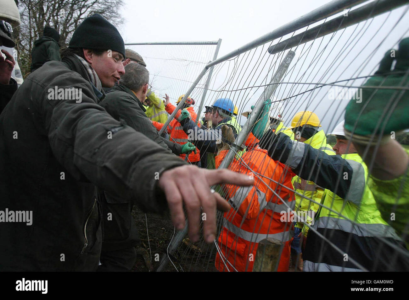 Demonstranten stoßen auf dem Gelände der M3-Autobahn in Rath Lugh in Co Meath mit Sicherheitskräften zusammen. Stockfoto