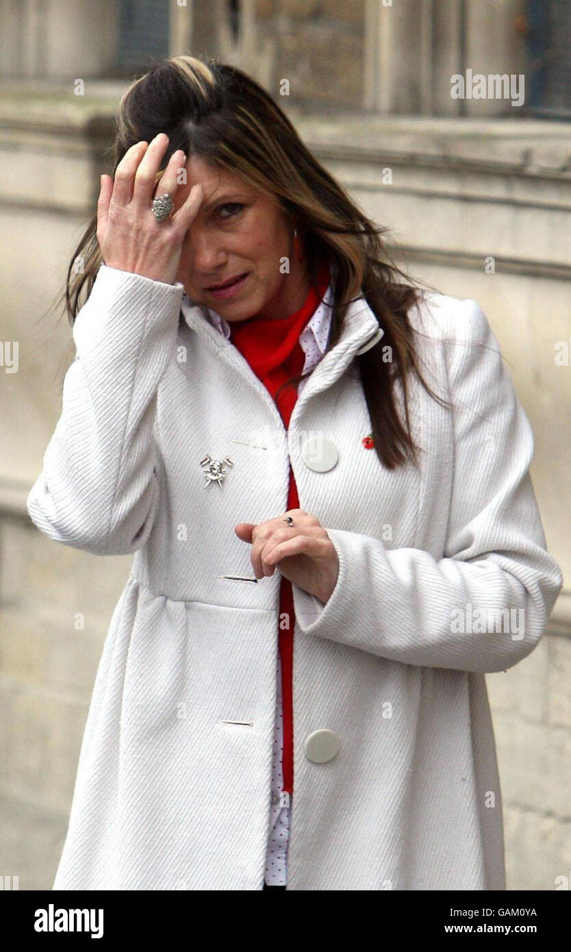 Die Mutter von Korporal Ben Leaning, Tracy Hazel, kommt bei der Untersuchung seines Todes im Trowbridge Town Hall an. Korporal Leaning, 24, und Trooper Kristen Turton, 27, von der Royal Lancers Battle Group der Königin, starben nach der Explosion in der Provinz Maysan, um 11.20 Uhr am 19 2007. April. Stockfoto