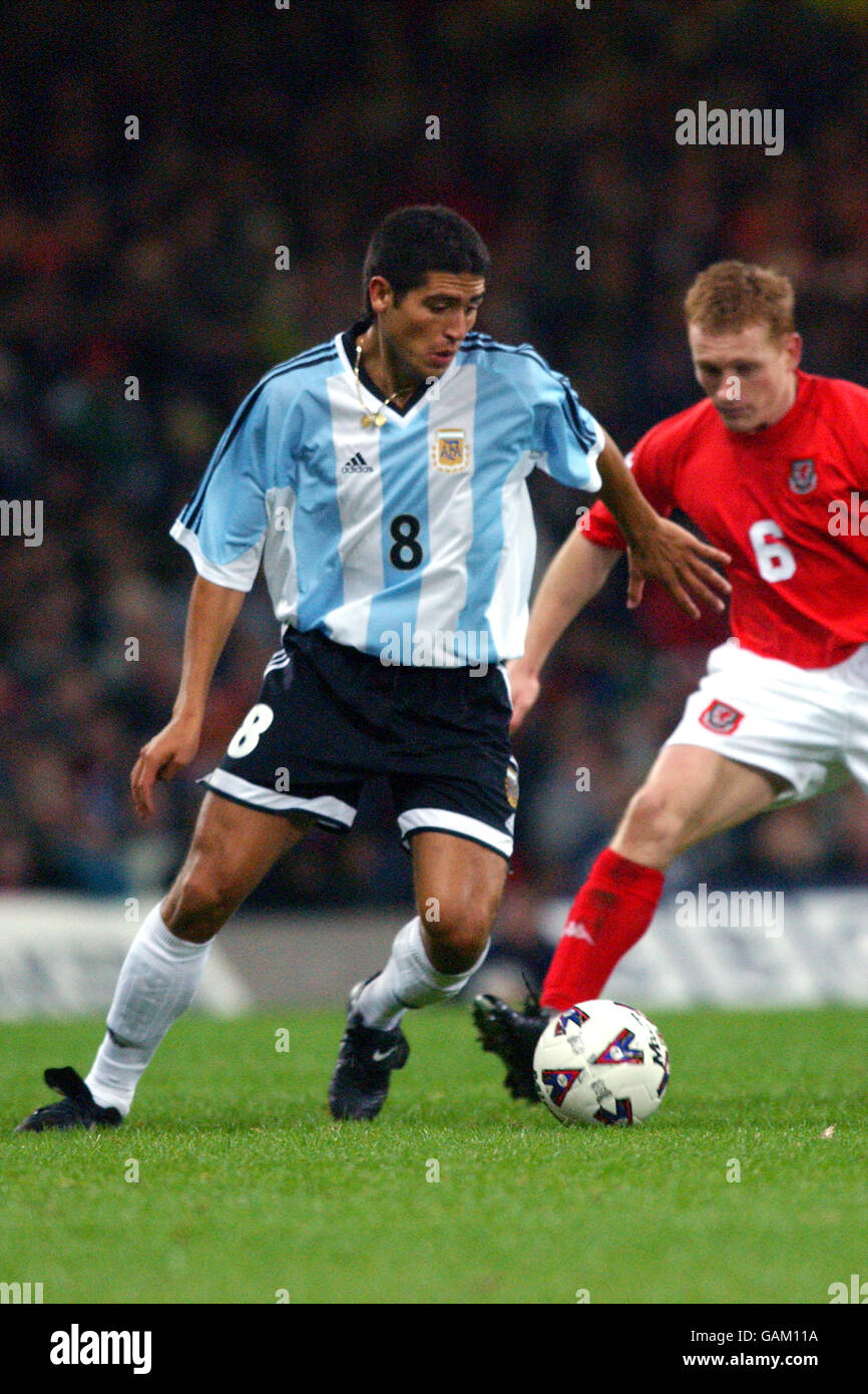 Der argentinische Juan Roman Riquelme (l) wird von der walisischen Mark Pembridge (r) Stockfoto