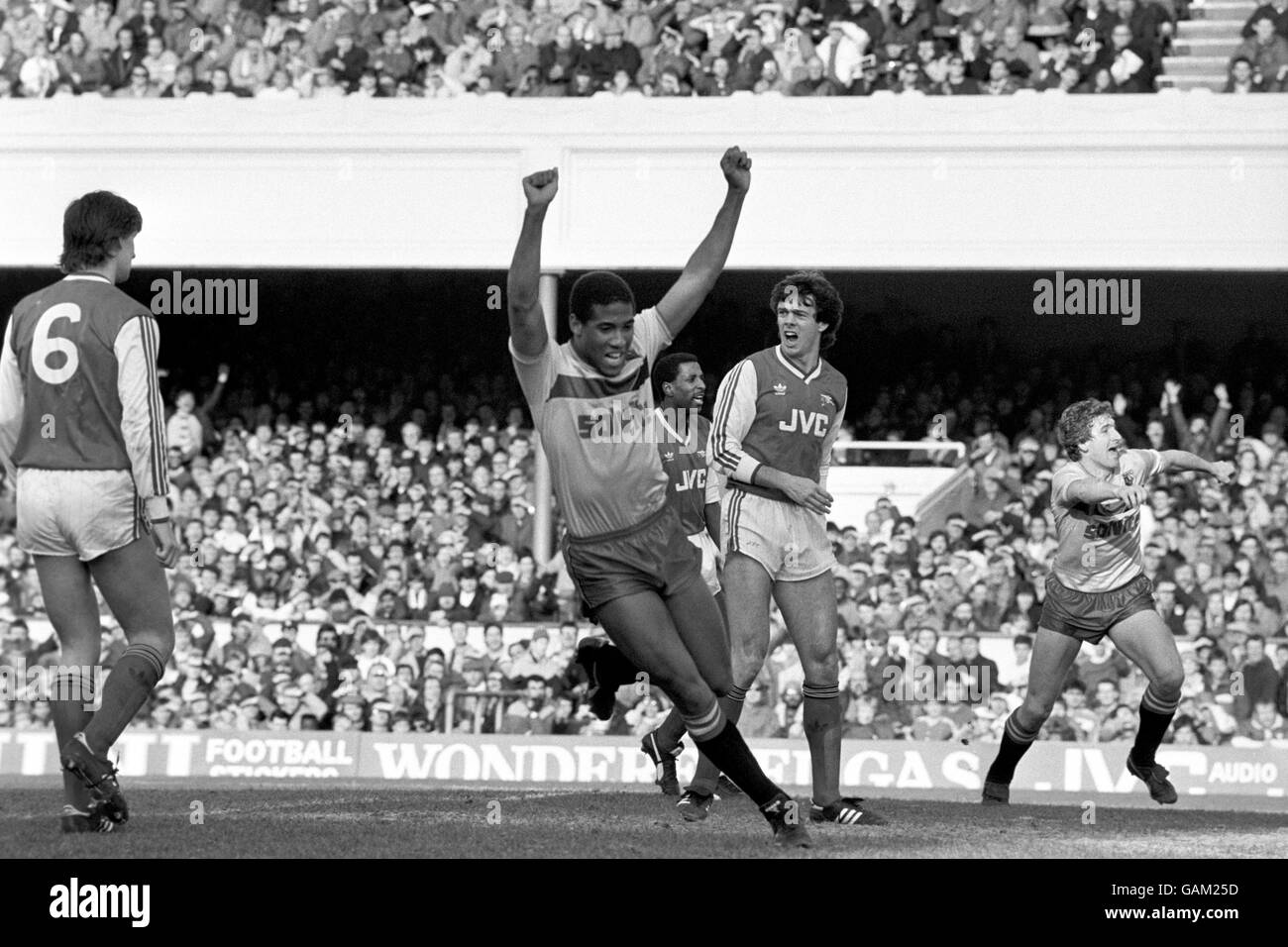 John Barnes feiert Watfords zweites Tor, während Arsenals David O'Leary seine Enttäuschung zum Ausdruck bringt. Stockfoto