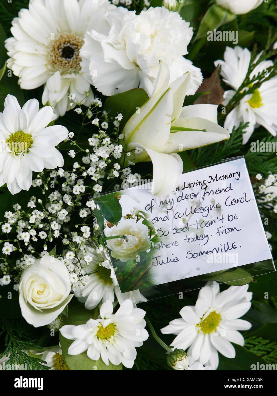 Blumen von der ehemaligen Kollegin Julia Somerville bei der Beerdigung der ehemaligen ITN-Newsreader Carol Barnes in der Kapelle des Downs Crematorium in Brighton, East Sussex. Stockfoto