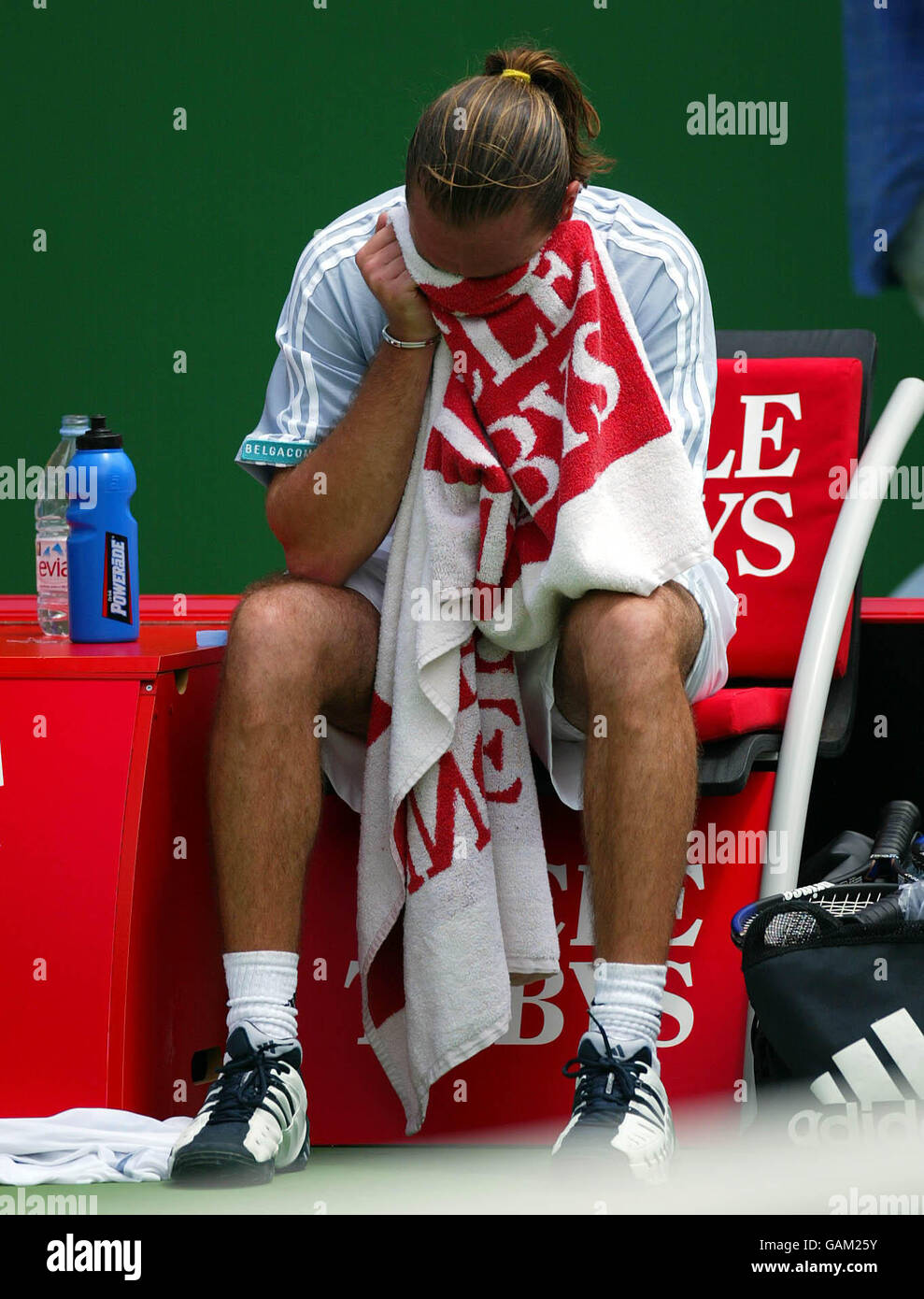 Xavier Malisse (Bel) sitzt dejected, nachdem er in seinem Spiel zurückgegangen ist Gegen David Nalbandian (ARG) mit einem verletzten Handgelenk Stockfoto