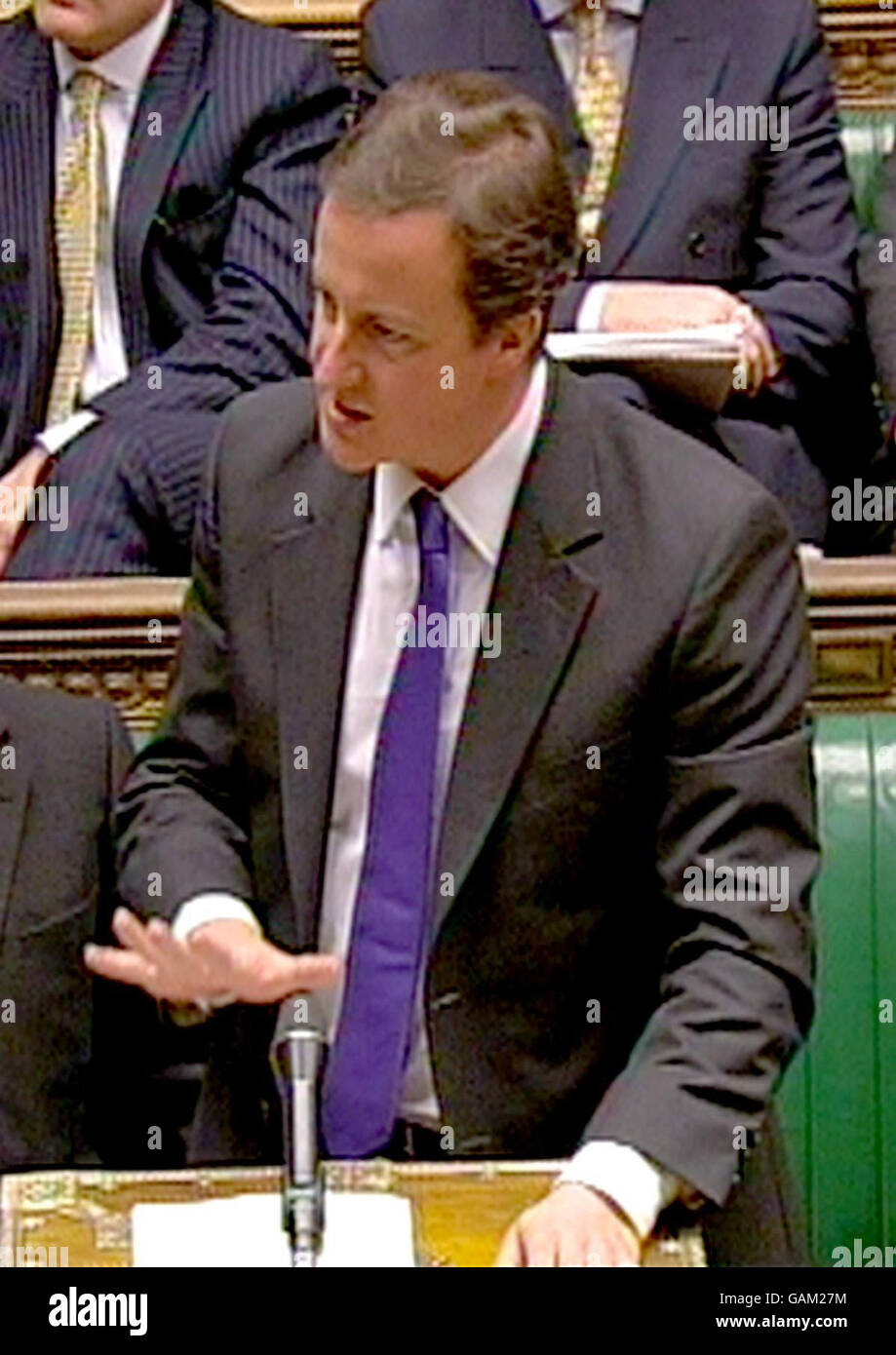 Tory-Chef David Cameron stellte sich im Unterhaus vor, als Premierminister Gordon Brown heute versprach, alles zu Unternehmen, was notwendig war, um die Finanzstabilität in einer Zeit wachsender Turbulenzen auf der ganzen Welt zu erhalten. Cameron beschuldigte heute die Regierung, sich nicht auf den Abschwung vorbereitet zu haben, indem sie den Anstieg des Haushaltsdefizits erlaubte - der zu dem größten in Westeuropa wurde. Stockfoto