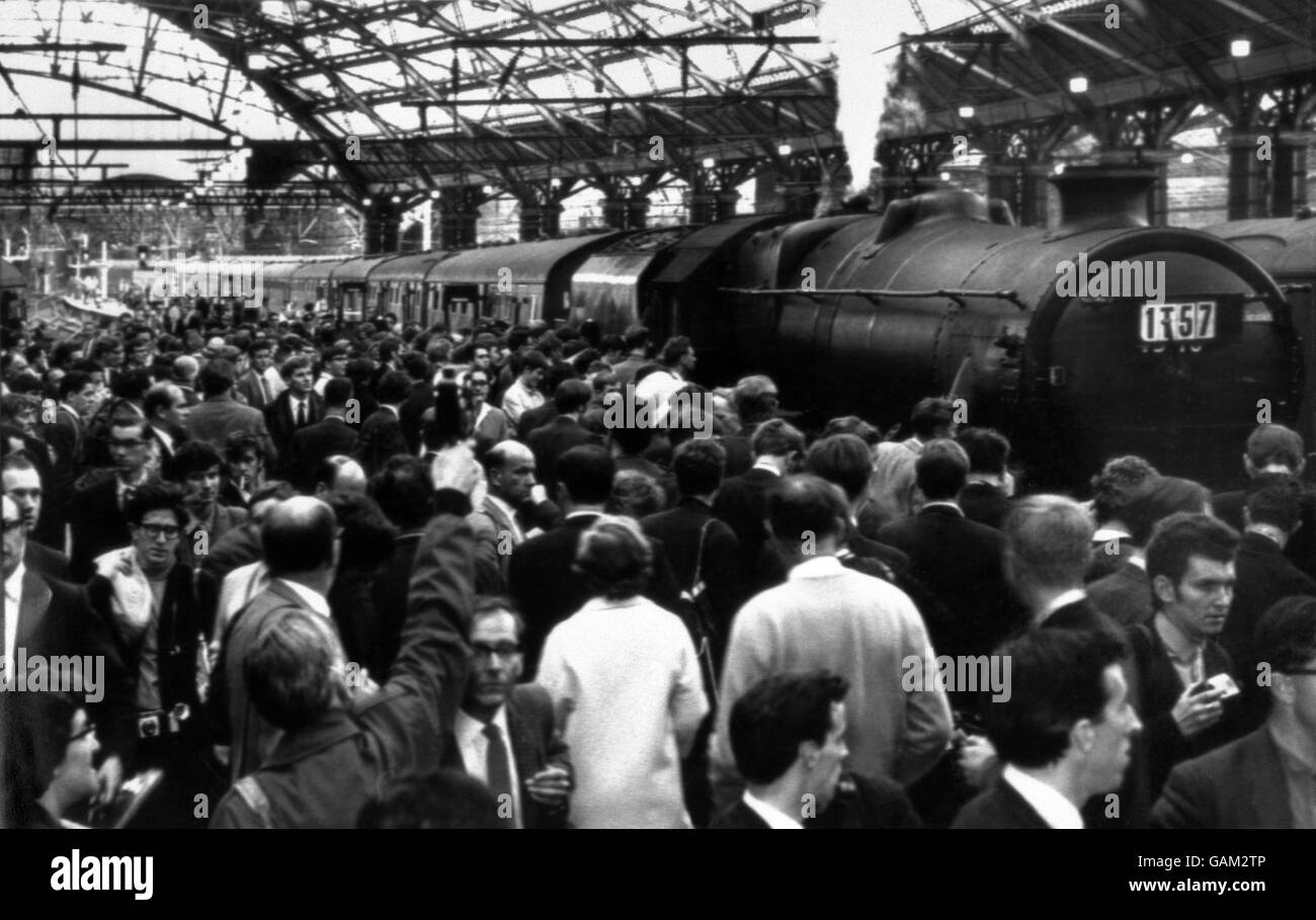Die Szene an der Rainhill Station, zwischen Liverpool und Manchester, als Tausende auf die Strecke schwärmten, um einen letzten Blick auf Großbritanniens letzten Dampfzug zu erhalten. Hunderte von Dampfenthusiasten machten die Reise an Bord des zehn-Bus-Zuges, der Stanier 'Black Five'-Lokomotive, auf der 314 Meilen langen Rundreise von Liverpool nach Carlisle über Manchester. Stockfoto
