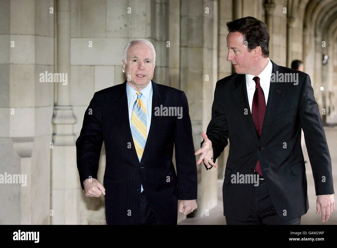 DER hoffnungsvolle Senator des US-Präsidenten John McCain spricht mit dem konservativen Parteivorsitzenden David Cameron im Londoner Parlamentsgebäude. Stockfoto