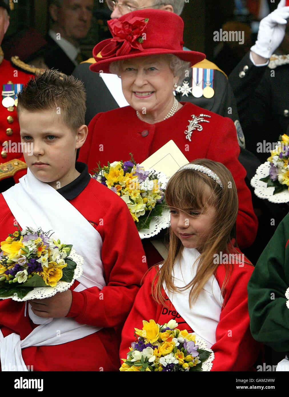 Die Königin posiert für ein offizielles Bild vor der St. Patrick's Cathedral in Armagh City, Nordirland, nach dem traditionellen Maundy Service, wo sie heute 82 Männern und 82 Frauen Maundy Money überreichte. Stockfoto