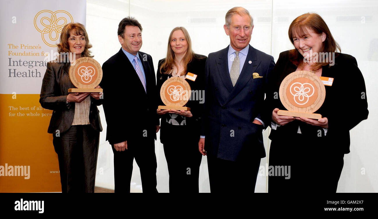 Der Prinz von Wales (zweite rechts) und Alan Titchmarsh (zweite links) sprechen mit den Preisträgern der Prince's Foundation for Integrated Health, nachdem er heute in London die jährlichen Preise der Stiftung überreicht hat. Die Gewinnerorganisationen werden vertreten durch (von links nach rechts) Margaret Walsh, Project Manager of Little Orchids Nursery, Waterside, County Londonderry , den nordirischen Gewinner Alan Titchmarsh, Karen Hooton, eine kostenlose Therapeutin bei Midlothian Sure Start, Schottland, die Gesamtsiegerin des Vereinigten Königreichs, The Prince of Wales, Und Martine Randall vom Condition Management Program und Stockfoto
