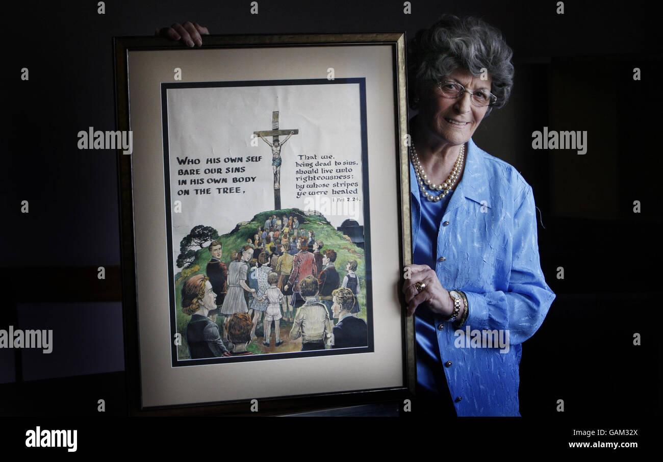 Jean Kinnell mit einem Gemälde, das Christi Kreuzigung von Karikaturist und Schöpfer der Broons Comics Dudley D Watkins zeigt. Stockfoto