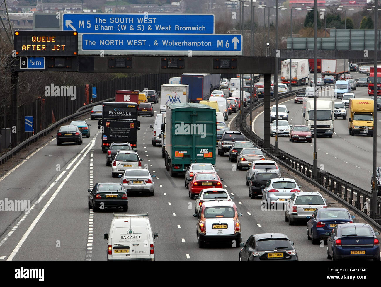 Starker Verkehr auf der M6 in den West Midlands. Stockfoto