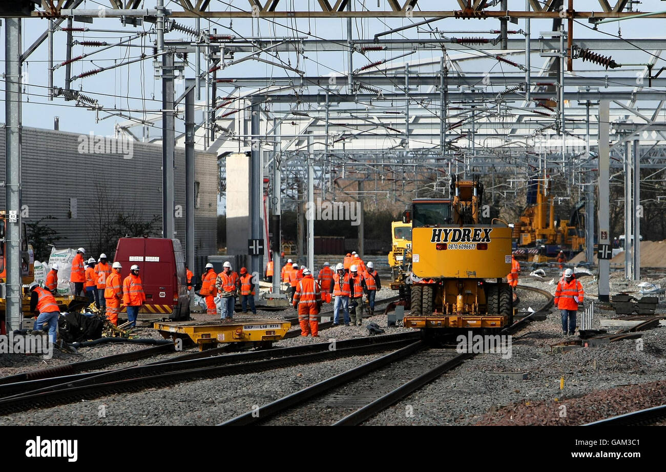 Ingenieure arbeiten auf den Schienen am Rugby-Bahnhof als Reparaturen Weiter über die Osterfeiertage Stockfoto