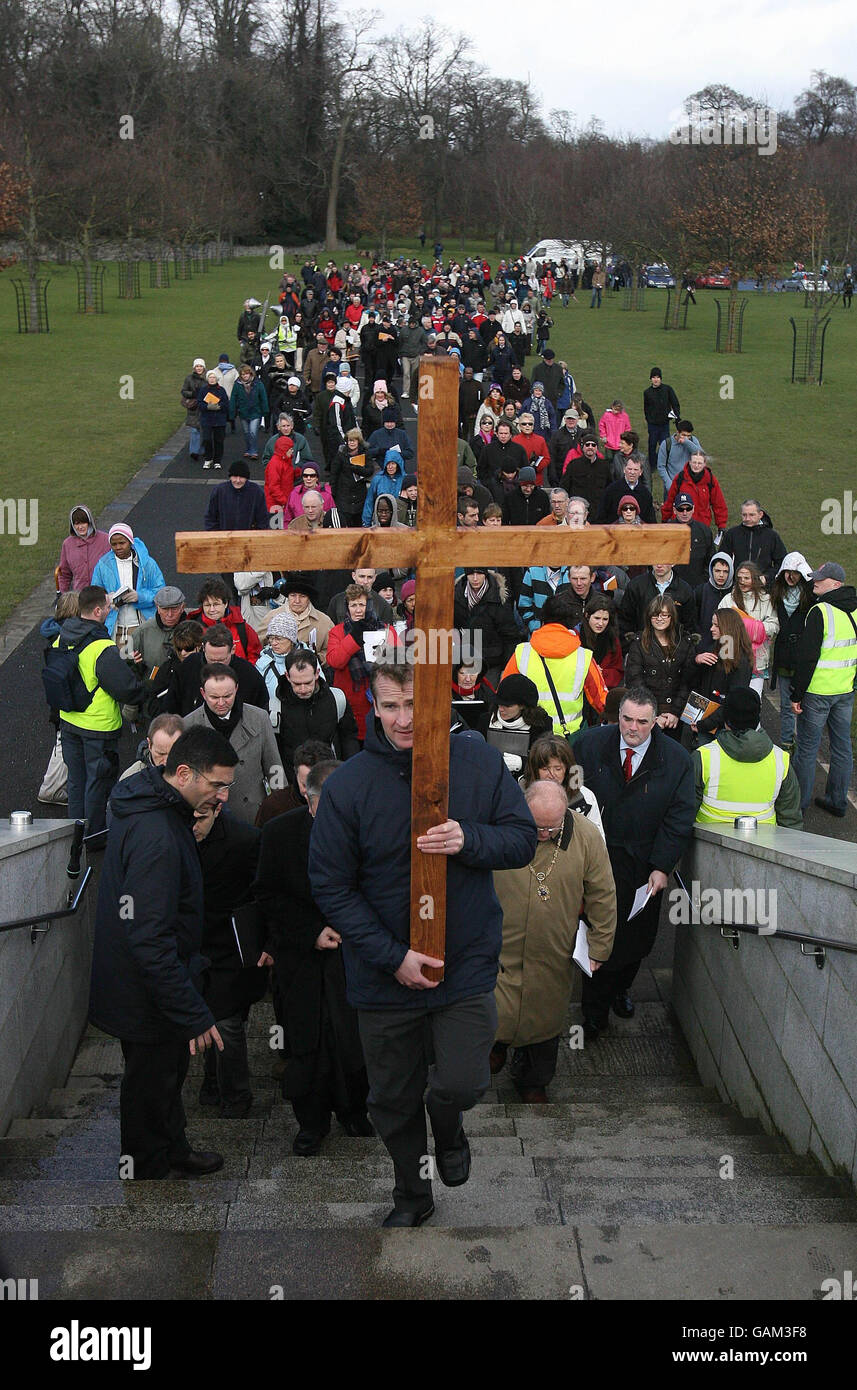 Katholiken nehmen an einer Karfreitagsprozession durch den Phoenix Park in Dublin zum Päpstlichen Kreuz Teil. Stockfoto