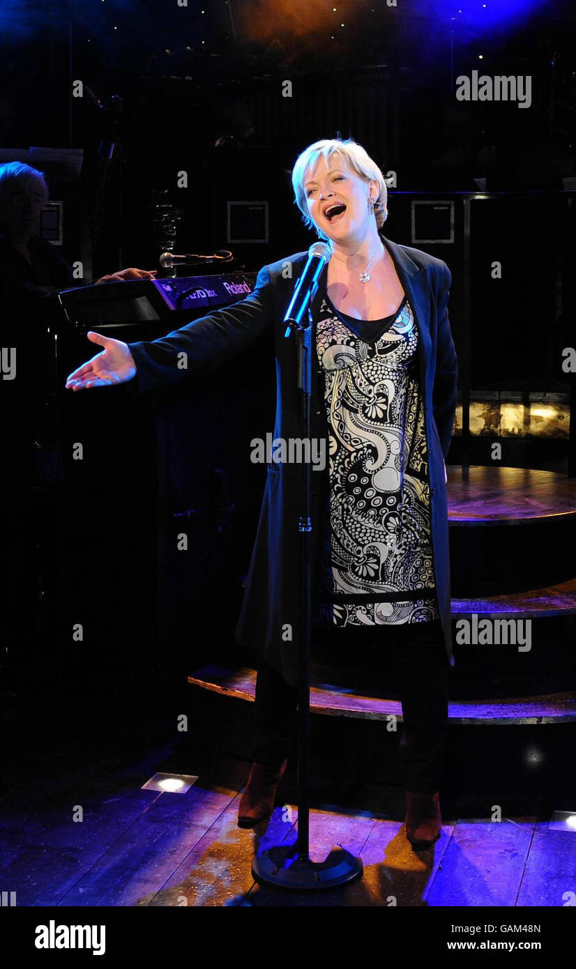 Maria Friedman spielt in der Menier Chocolate Factory im Süden Londons eine Reihe von „Re-Arranged“ (mit Songs von Sondheim, Bacharach & Gershwin), begleitet von einer 11-köpfigen Band. Stockfoto