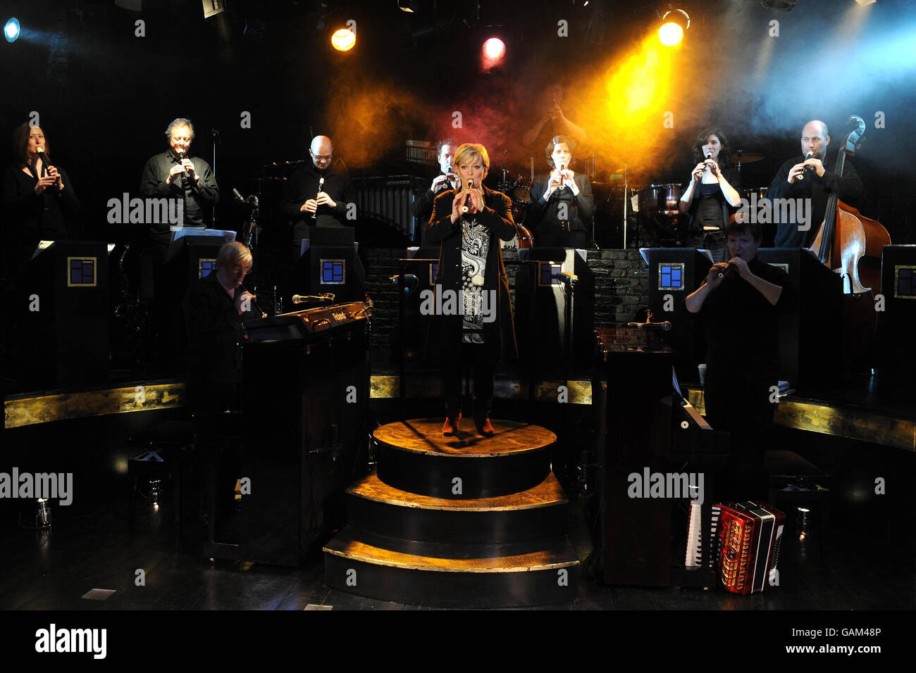 Maria Friedman (Mitte) spielt in der Menier Chocolate Factory im Süden Londons eine Reihe von "Re-Arranged" (mit den Liedern von Sondheim, Bacharach & Gershwin), begleitet von einer 11-köpfigen Band. Stockfoto