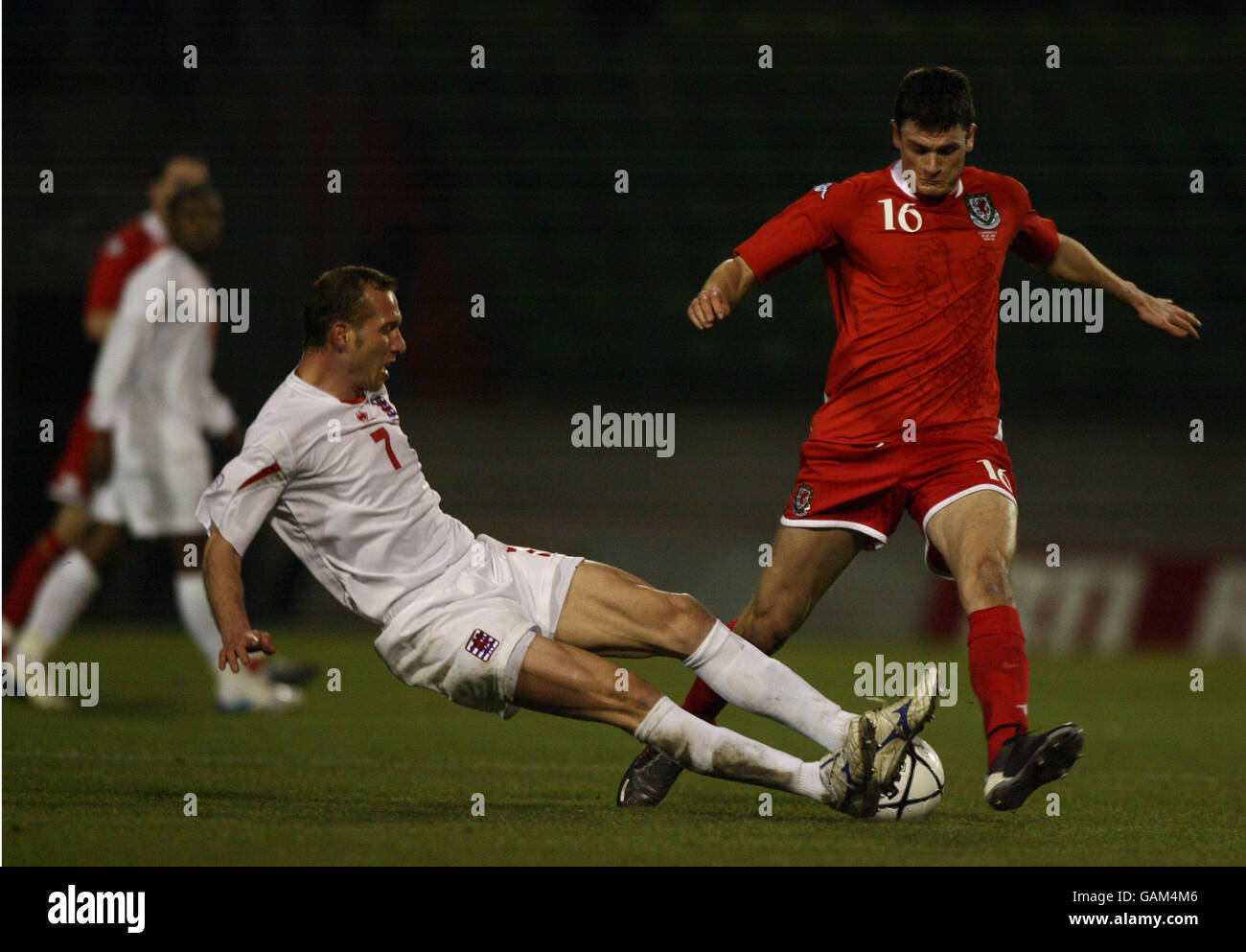 Owain Tudur Jones aus Wales beobachtet den Ball und die Füße von Jeff Stasser aus Luxemburg während des Internationalen Spiels im Stade Josy Barthel in Luxemburg. Stockfoto