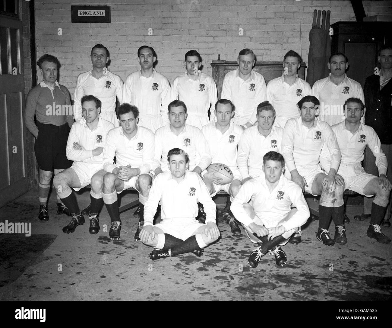England: (Hintere Reihe, l-r) Schiedsrichter Ivor David (Wales), Alec Lewis, Albert Agar, Philip Collins, Christophe Winn, Brian Boobbyer, Bob Stirling; (mittlere Reihe, l-r) Donald White, John Squire Wilkins, Nim Hall, Eric Evans, John Matthews, Walter Holmes; (Erste Reihe, l-r) Patrick Sykes, Reginald Bazley Stockfoto