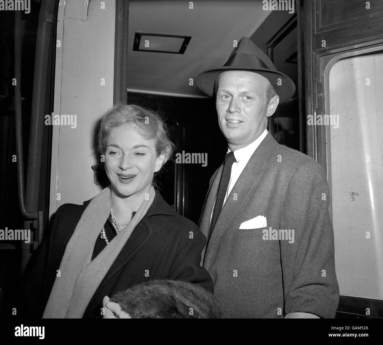 Die britische Schauspielerin Joan Greenwood und der Mitfahrer Richard Widmark, der Hollywood-Schauspieler in London, nachdem sie nach der Reise von New York aus dem französischen Linienschiff Liberte ausgestiegen waren. Stockfoto