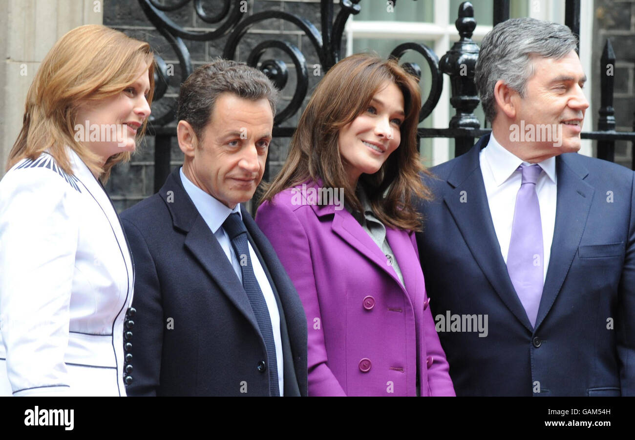 Der französische Präsident Nicolas Sarkozy und seine Frau Carla Bruni treffen Premierminister Gordon Brown und seine Frau Sarah in der Downing Street 10 in London. Stockfoto