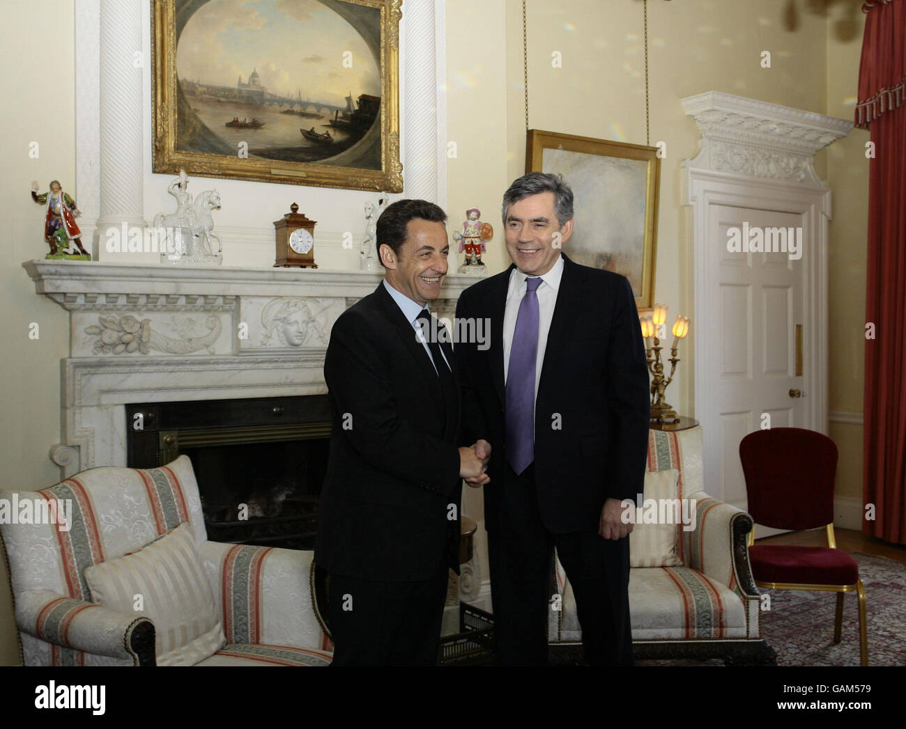Premierminister Gordon Brown (rechts) schüttelt sich die Hände mit dem französischen Präsidenten Nicolas Sarkozy in der Downing Street 10, London. Stockfoto