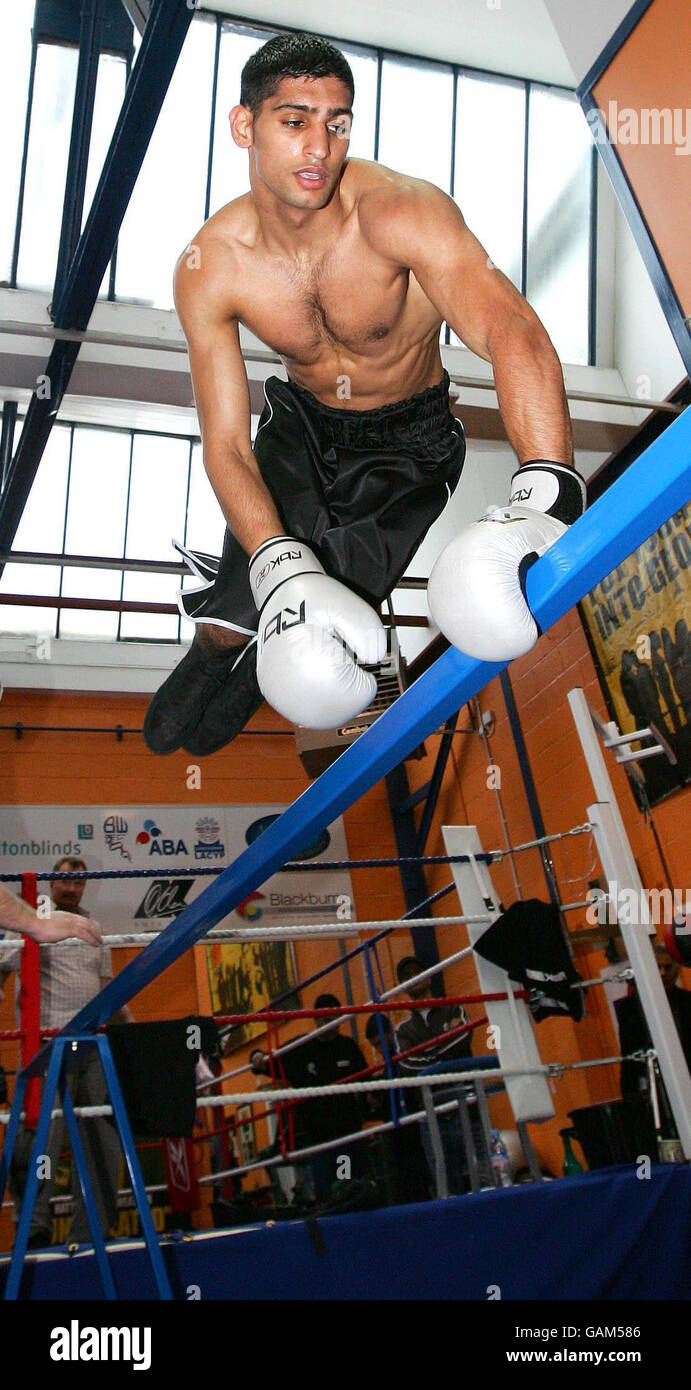 Boxen - Amir Khan Medienarbeit heraus - Handschuhe-Gemeindezentrum Stockfoto