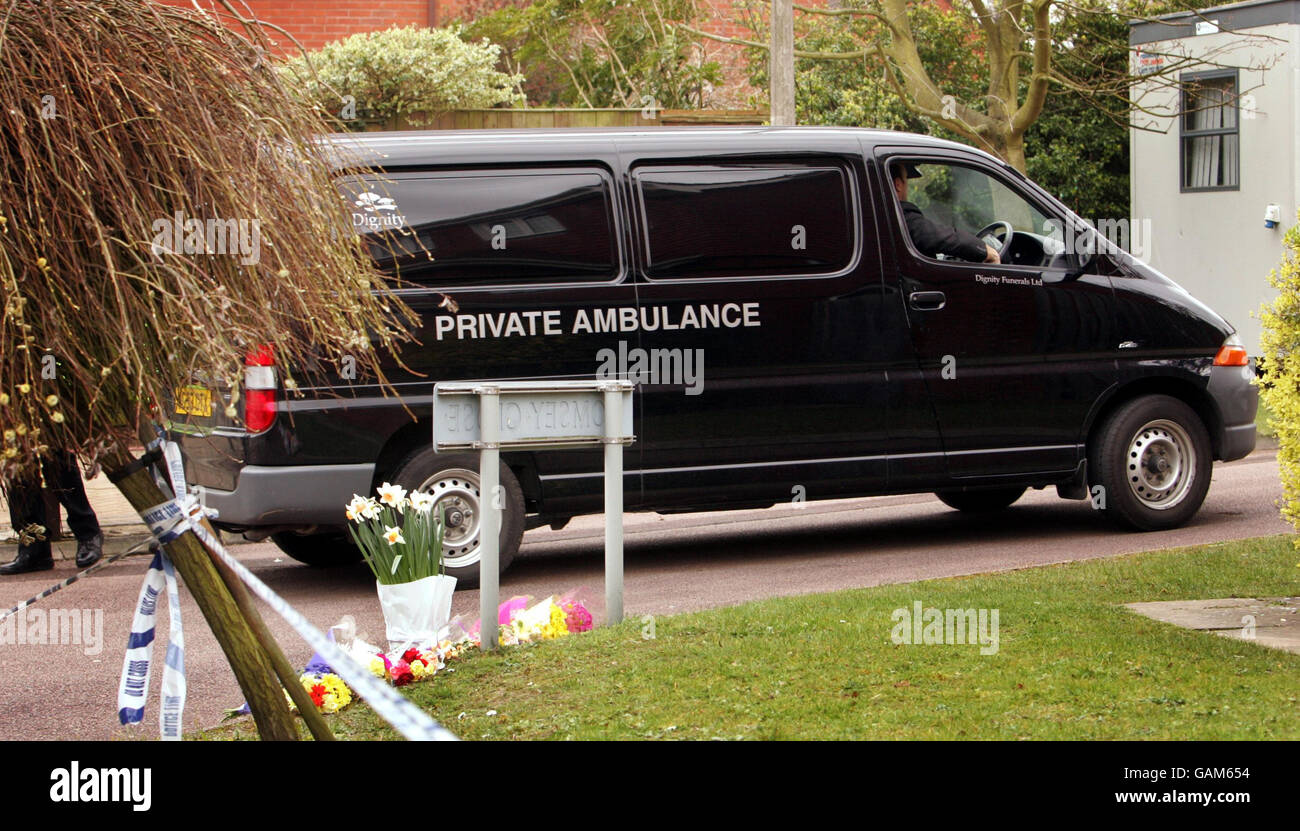 Ein privater Krankenwagen kommt am gestrigen Flugzeugabsturz in Farnborough an. Stockfoto