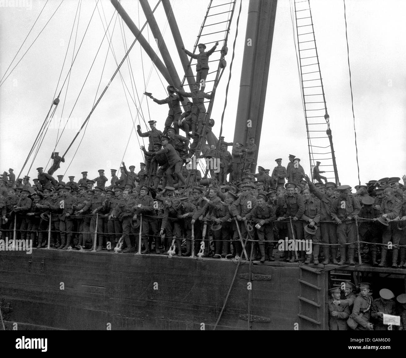 Britische Soldaten kommen während des Ersten Weltkriegs mit einem Truppenschiff im französischen Hafen von St. Nazaire an. Stockfoto