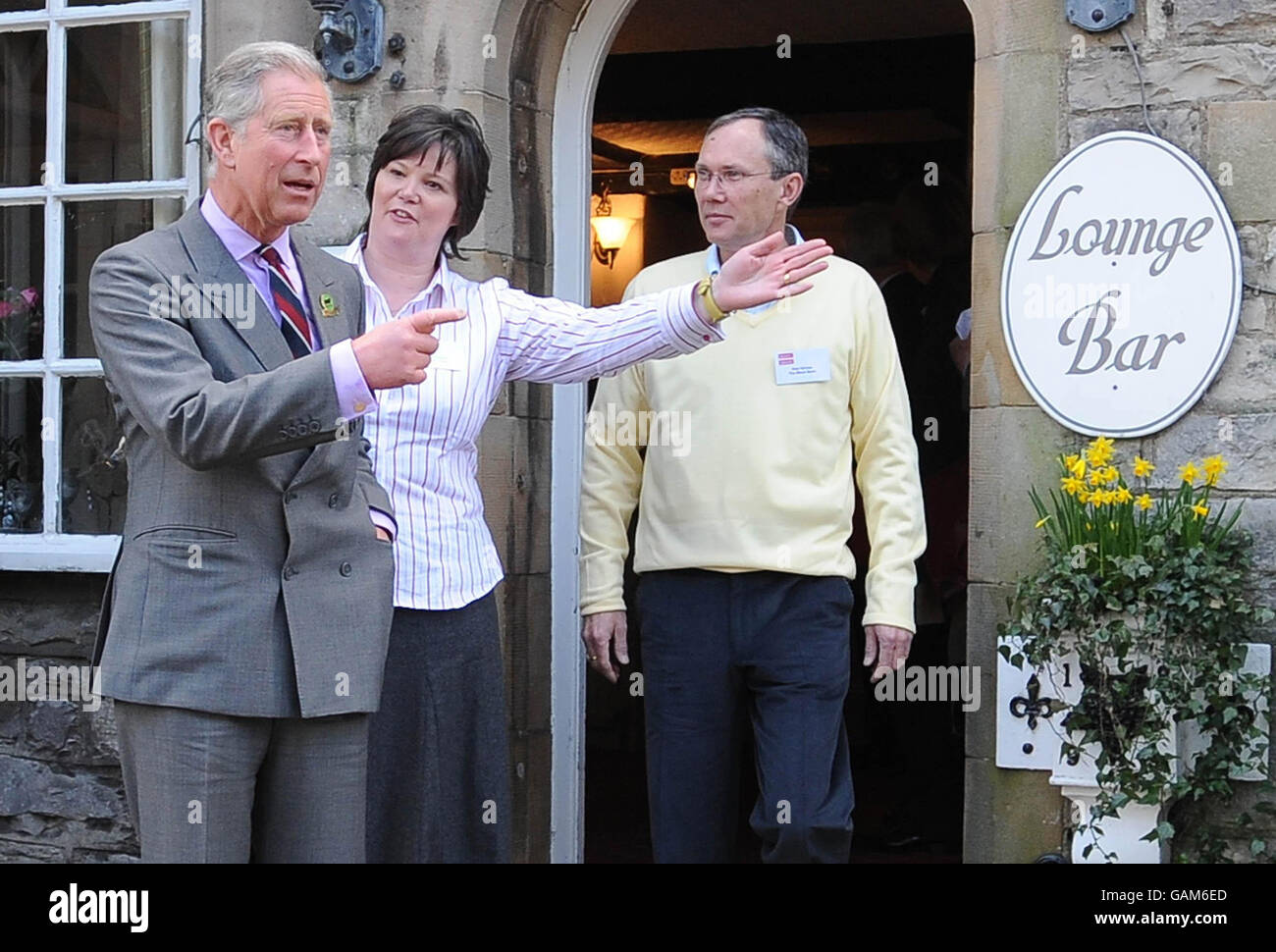 Prince Charles der Pub „Black Swan“ in Ravenstonedale, Cumbria, zusammen mit den Besitzern Alan und Louise Dinnes. Der Pub wurde von der Prince's 'Pub is the Hub' Initiative umgestaltet, die dazu beigetragen hat, 300 Einheimische in ganz Großbritannien zu regenerieren. Stockfoto