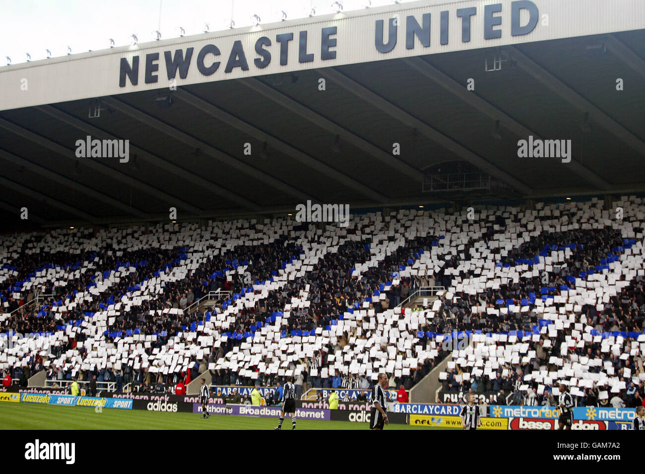 Fußball - FA Barclaycard Premiership - Newcastle United / Arsenal. Die Fans von Newcastle United kreieren ein „Toon 2003“-Logo Stockfoto