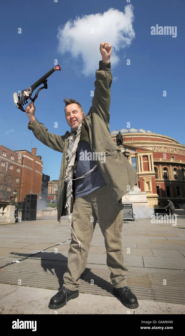 Der britische Musiker Nigel Kennedy, der das Thema des klassischen Kinderfernsehprogramms Doctor Who auf seiner elektrischen Geige vor der Londoner Albert Hall vor den BBC Proms spielen wird, die er mit der Performance starten wird. Stockfoto Der britische Musiker Nigel Kennedy, der das Thema des klassischen Kinderfernsehprogramms Doctor Who auf seiner elektrischen Geige vor der Londoner Albert Hall vor den BBC Proms spielen wird, die er mit der Performance starten wird. Stockfoto