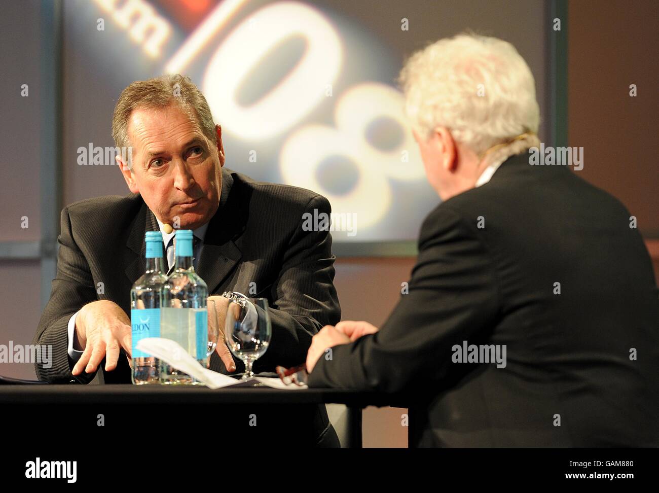 Der technische Direktor des französischen Fußballverbands Gerard Houllier spricht mit Jeff Powell von der Daily Mail im Soccerex, London Forum, Wembley Stadium. Stockfoto