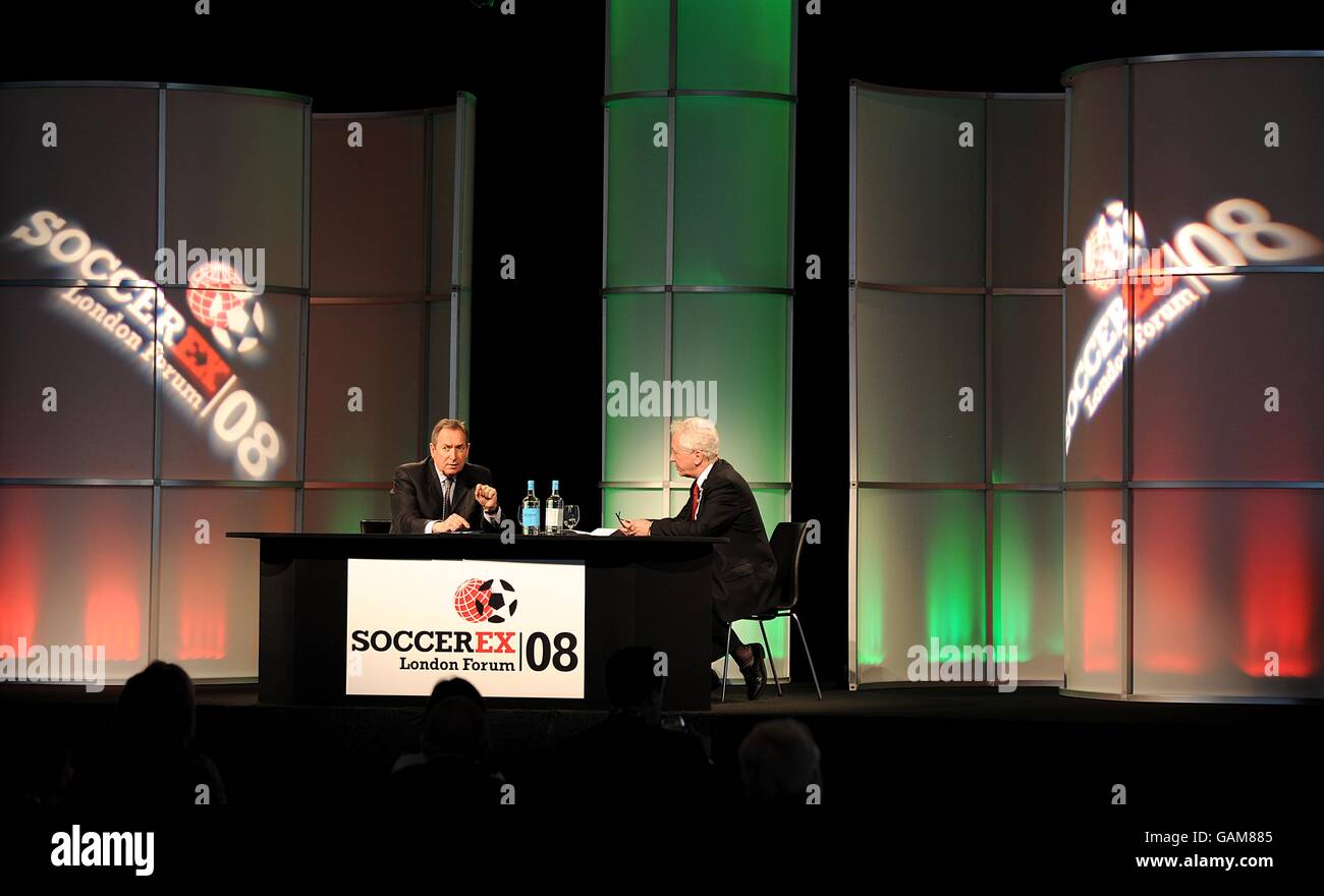 Der technische Direktor des französischen Fußballverbands Gerard Houllier (l.) spricht mit Jeff Powell der Daily Mail im Soccerex, London Forum, Wembley Stadium. Stockfoto