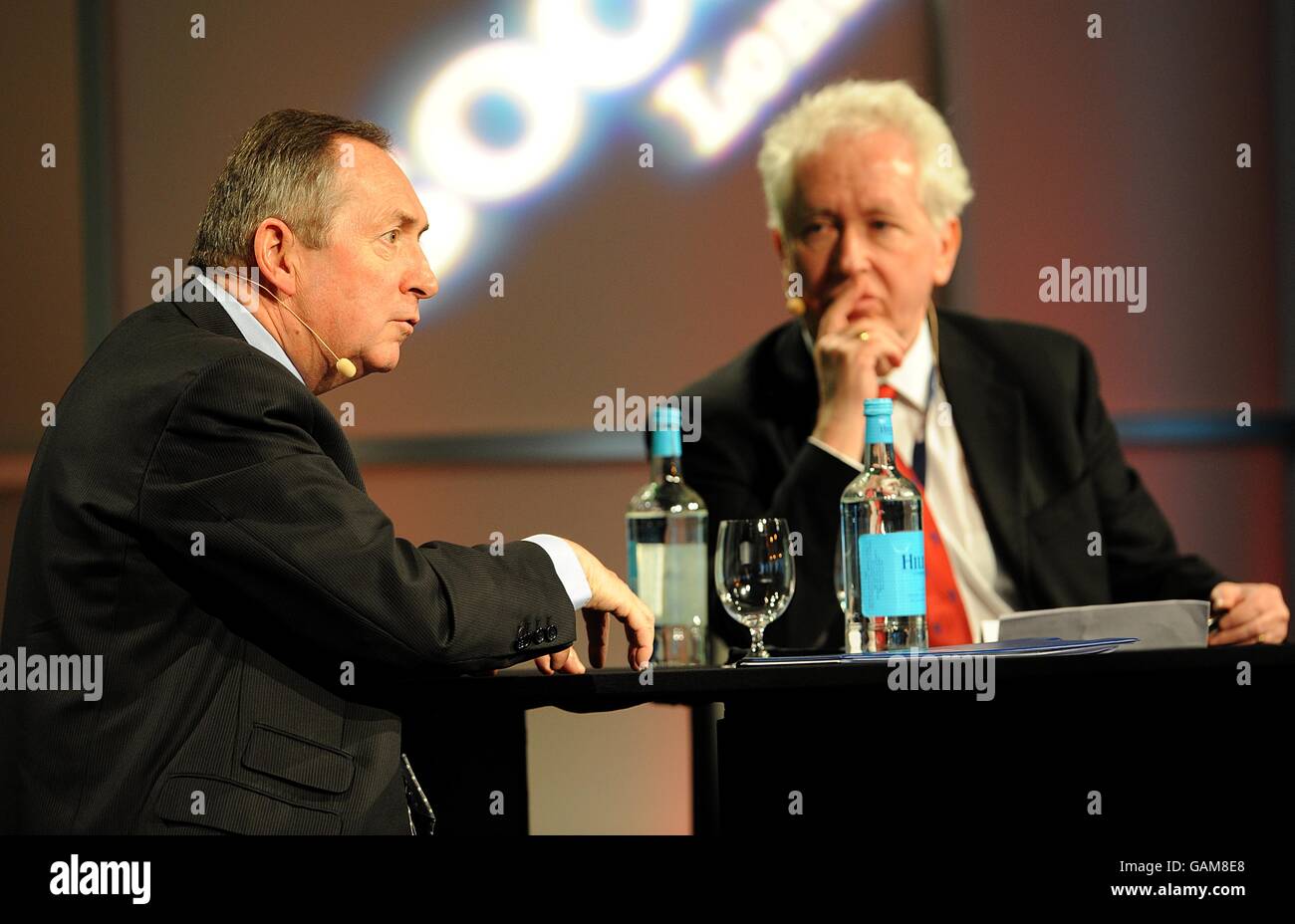 Der technische Direktor des französischen Fußballverbands Gerard Houllier spricht mit Jeff Powell von der Daily Mail im Soccerex, London Forum, Wembley Stadium. Stockfoto