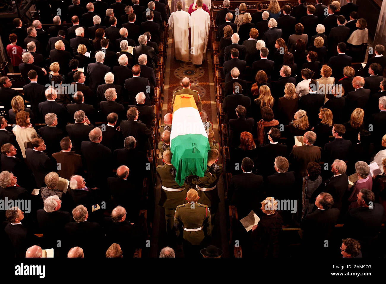 Der Sarg mit dem Leichnam des ehemaligen irischen Präsidenten, Dr. Patrick Hillery, wird morgen vor dem Staatsbegräbnis in Dublins St. Mary's Pro-Cathedral Kirche für einen Trauergottesdienst getragen. Stockfoto