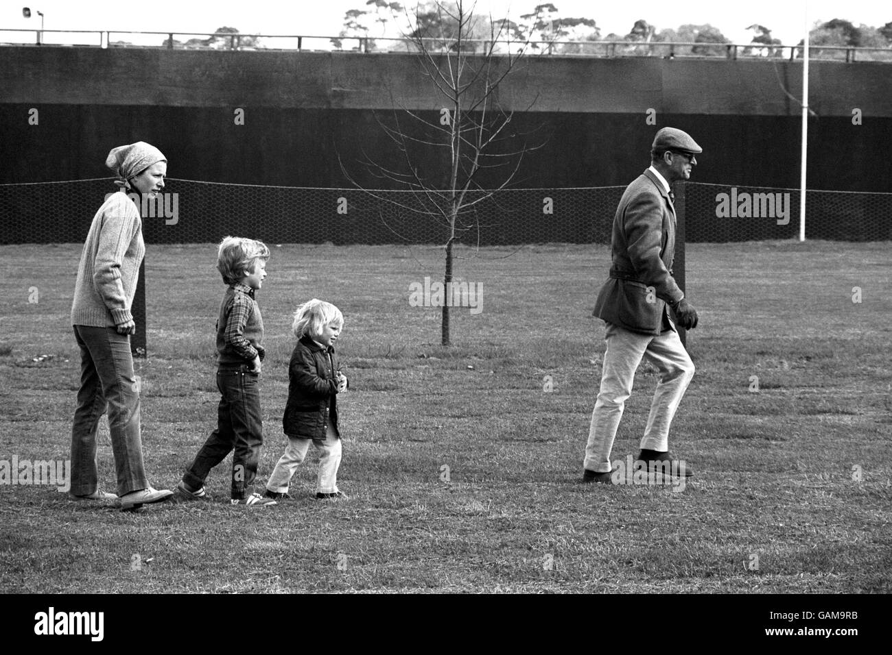 Herzog von Edinburgh mit Prinzessin Anne und ihren Kindern Peter und Zara Phillips. Stockfoto