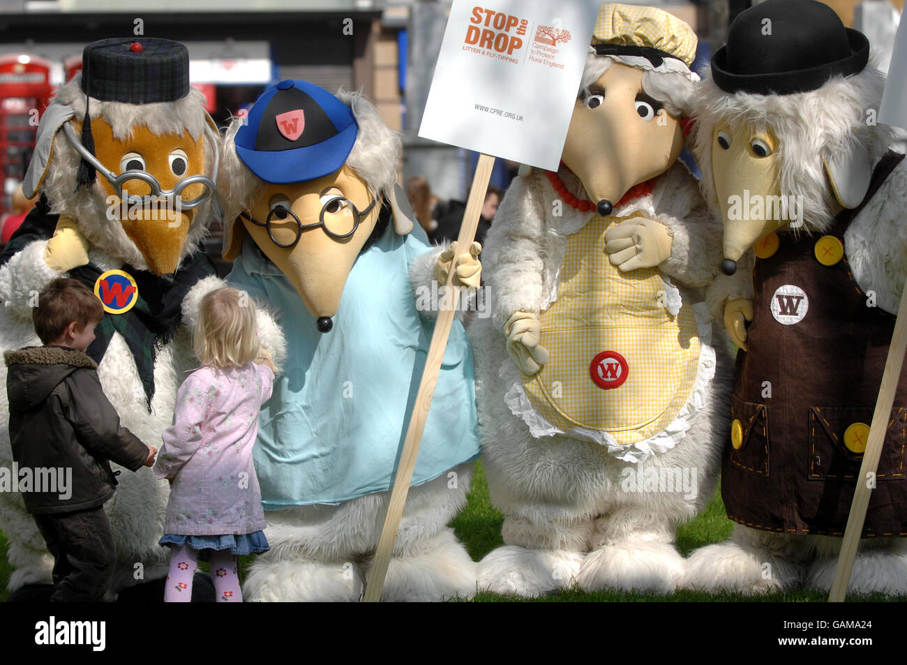 The Wombles tidy up Leciester Square, London, während der Kampagne gegen Müll im Land. Stockfoto