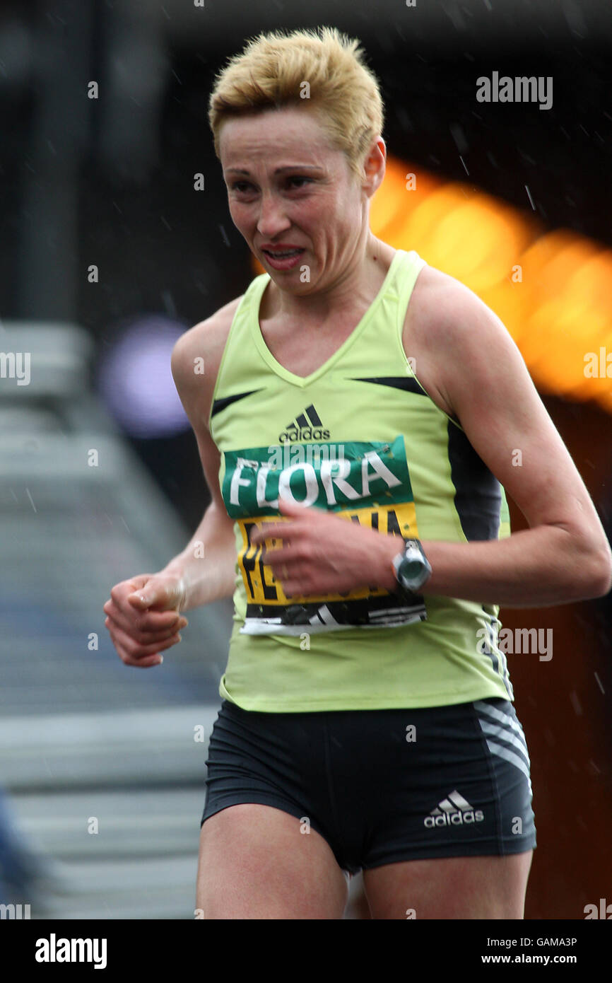 Die russische Ludmila Petrova beim Women's Elite Flora London Marathon 2008 in Aktion. Stockfoto