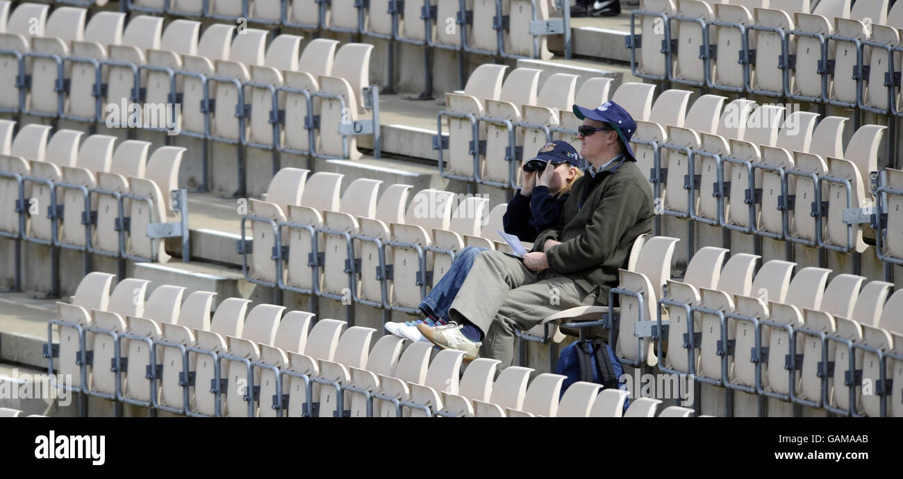 Zuschauer während des Spiels der LV County Championship Division One im Rose Bowl in Southampton. Stockfoto