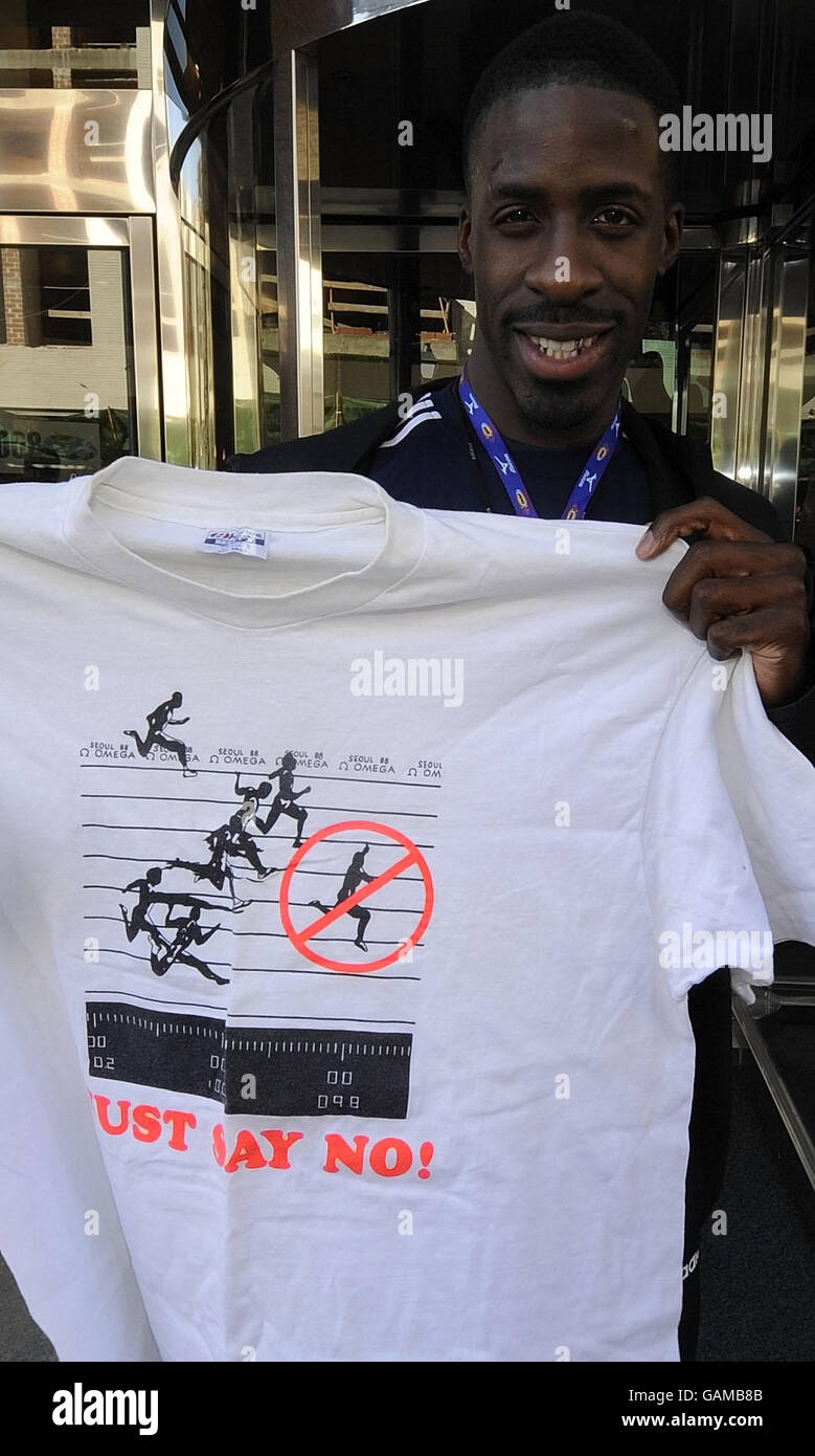 Dwain Chambers der GB und NI Team Sprinter in Valencia hält heute ein T-Shirt, das zeigt, wie der entehrt Sprinter Ben Johnson seine olympische Goldmedaille gewann, während einer Pressekonferenz in Valencia, Spanien. Chambers wird beim 60-m-Rennen bei den Leichtathletik-Weltmeisterschaften in der Stadt antreten. Stockfoto